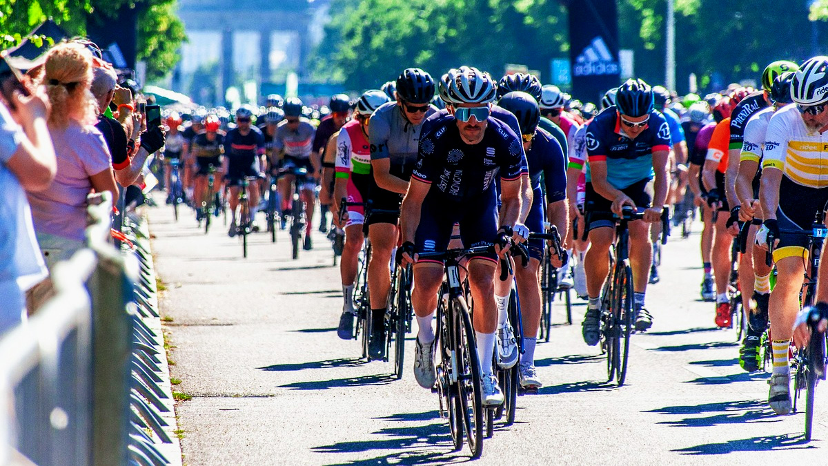 Tour de France 2026: Carapaz Conquers Alpe d'Huez in Dramatic Stage 20 Victory